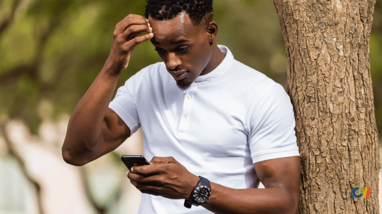 Homem com dor no pescoço usando celular ao ar livre.